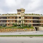Sea View Luxury At Your Fingertips *