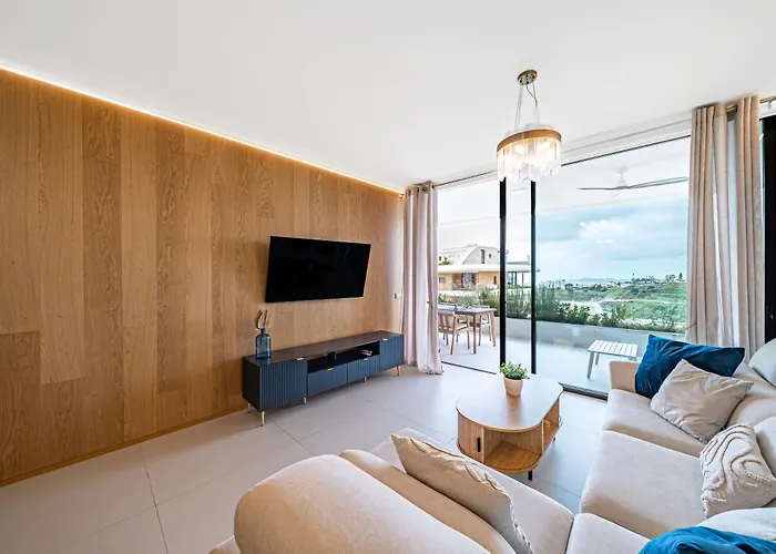 Sea View Luxury At Your Fingertips *