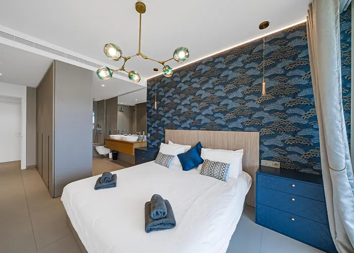 Sea View Luxury At Your Fingertips *