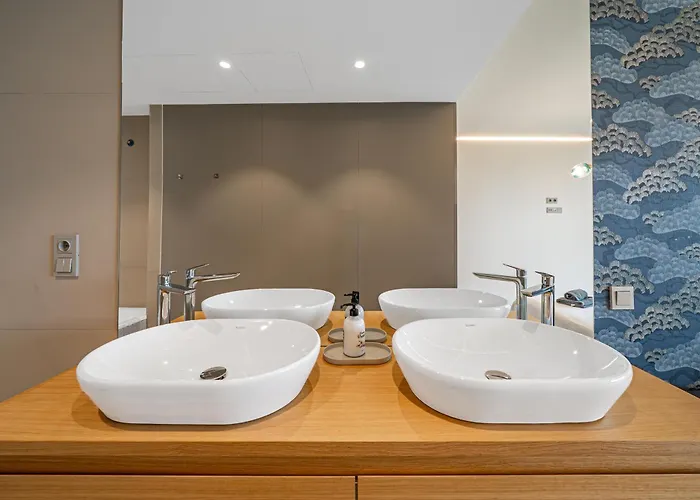 Sea View Luxury At Your Fingertips *