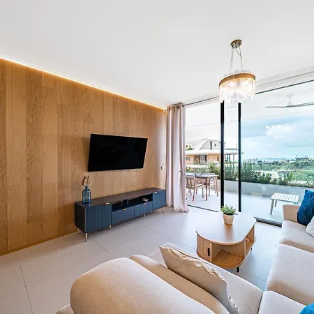 Sea View Luxury At Your Fingertips *