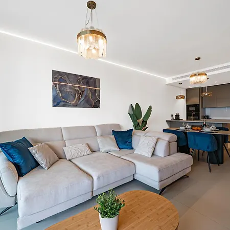 Sea View Luxury At Your Fingertips *