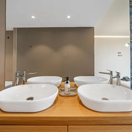 Sea View Luxury At Your Fingertips *
