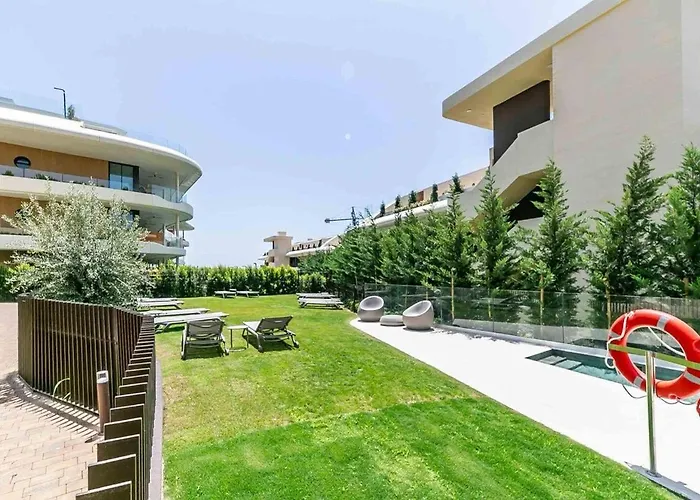 Sea View Luxury At Your Fingertips *