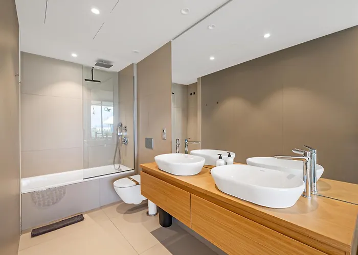 Sea View Luxury At Your Fingertips פואנגירולה